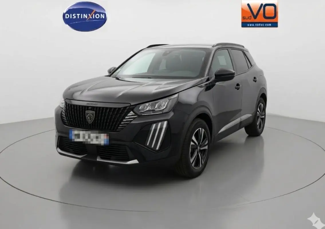 Peugeot 2008 Hybrid 145 Allure noir, vue 3/4 avant droit, avec calandre noire et jantes alliage 17 pouces.