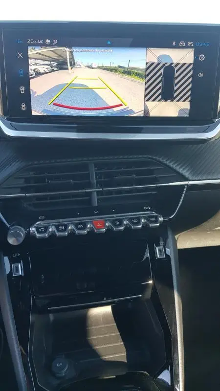 Vue intérieure du tableau de bord du Peugeot 2008 Hybrid 145 Allure 2025, écran tactile affichant la caméra de recul.