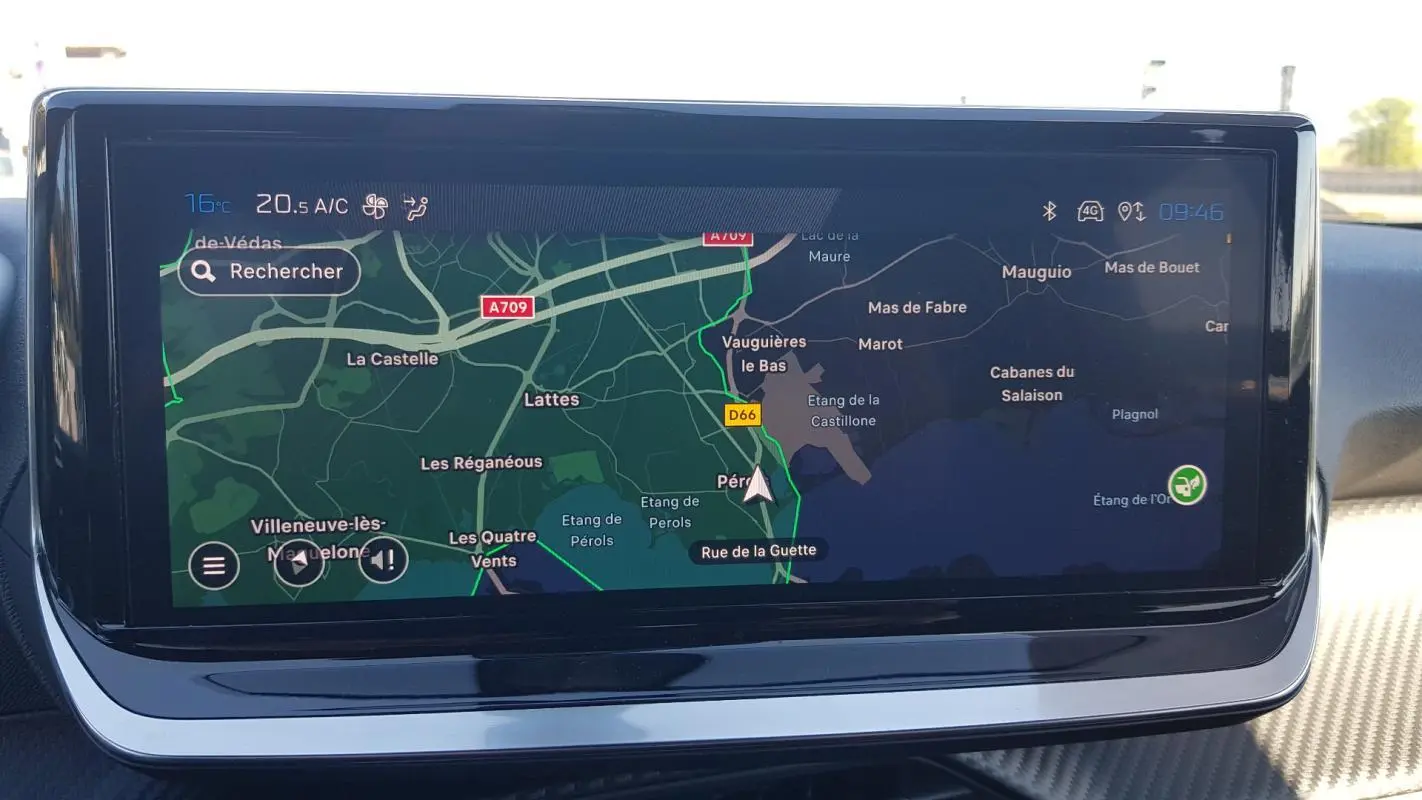 Écran tactile du système de navigation du Peugeot 2008 Hybrid 145 Allure, affichant une carte routière en intérieur.