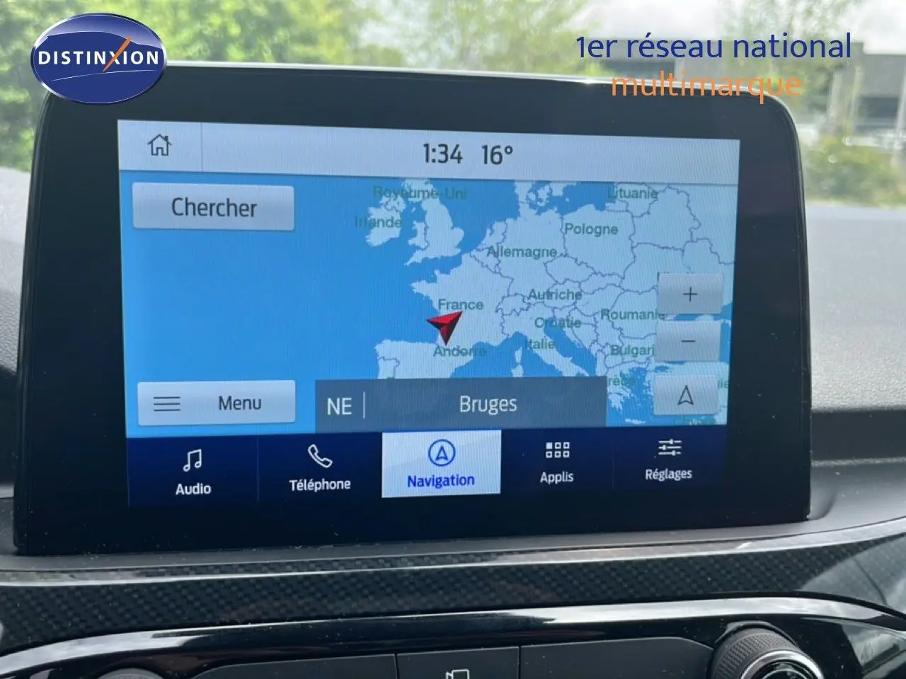 Écran tactile central du Ford Kuga bleu chrome 2024 montrant la navigation avec carte d'Europe en vue frontale.