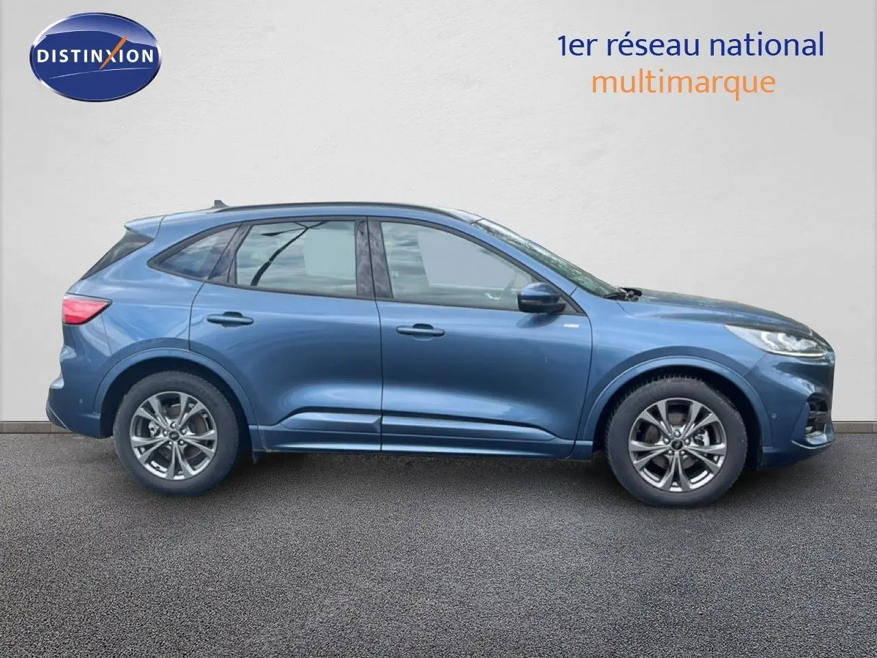 Vue latérale droite d'un Ford Kuga 2024 bleu chrome métal avec jantes alliage et lignes dynamiques ST-Line.