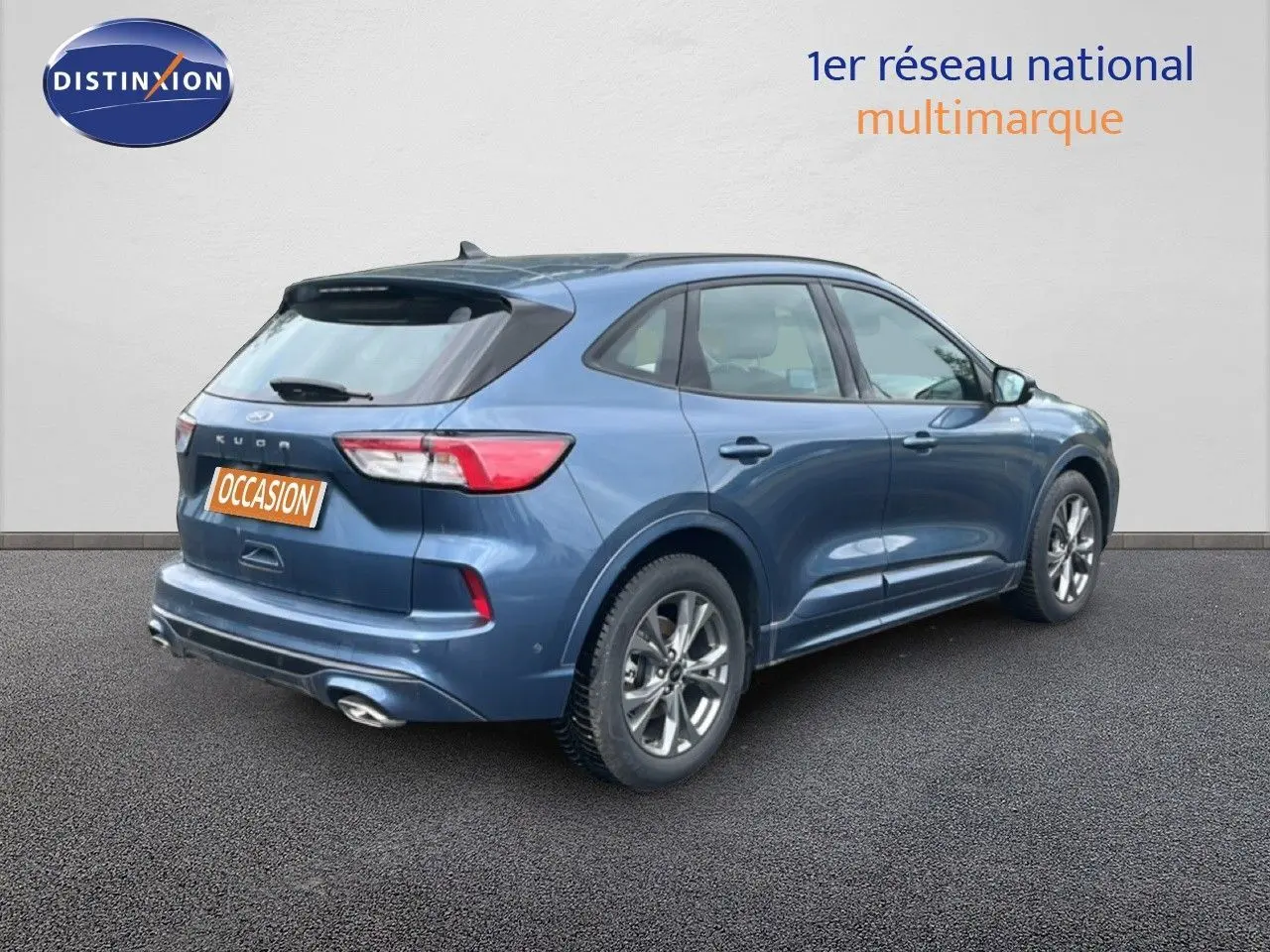Vue 3/4 arrière droite d'un Ford Kuga bleu chrome métal 2024, finition ST-LINE avec jantes alliage et feux LED.