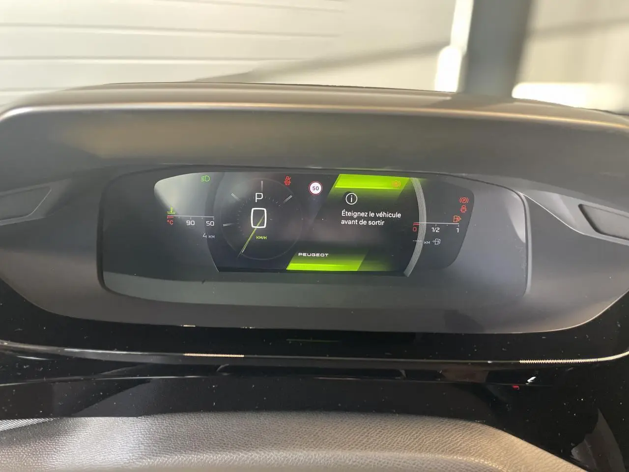 Combiné numérique 10 pouces du Peugeot 308 GT diesel blanc, affichant un message d'arrêt du véhicule.