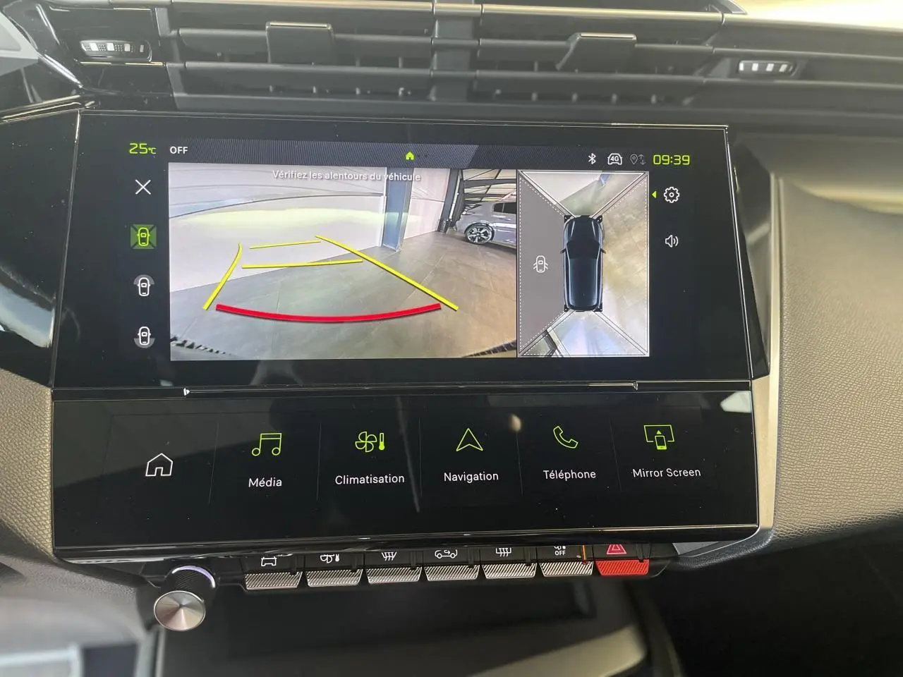 Écran central de la Peugeot 308 2025 montrant la caméra de recul et vue 360° en intérieur beige.