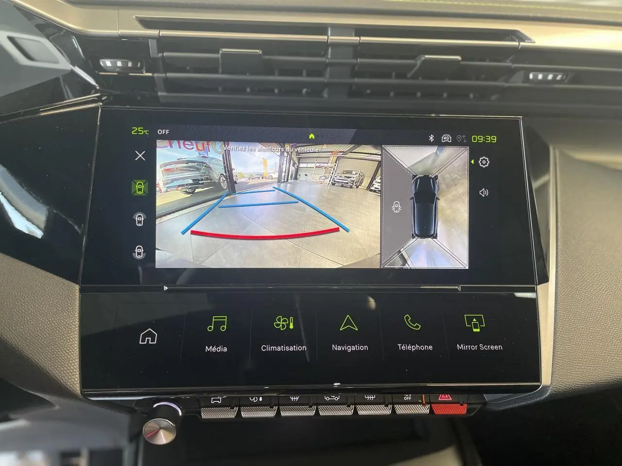 Écran tactile central affichant la caméra de recul et la vue à 360° dans une Peugeot 308 blanche de 2025.