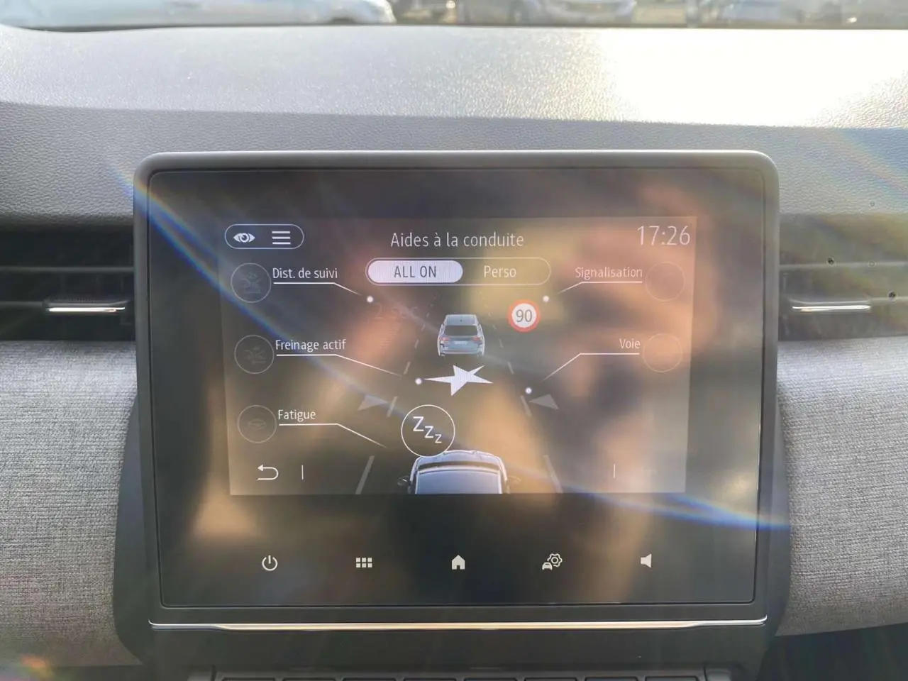 Écran tactile central de la Renault Clio 2025 montrant les aides à la conduite avec interface claire et moderne.