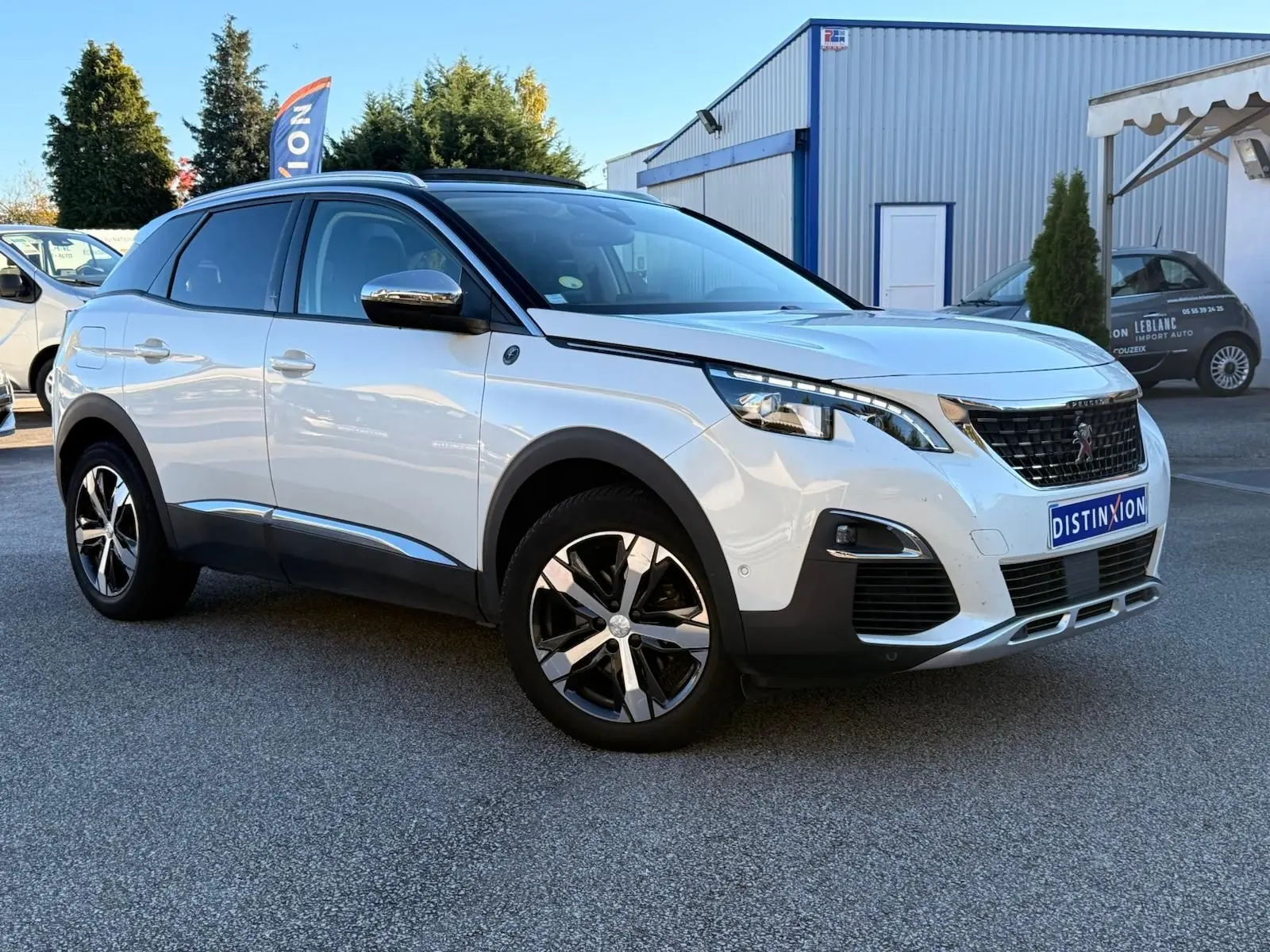 Peugeot 3008 blanc nacré en 3/4 avant droit, avec jantes alliage et calandre noire distinctive.