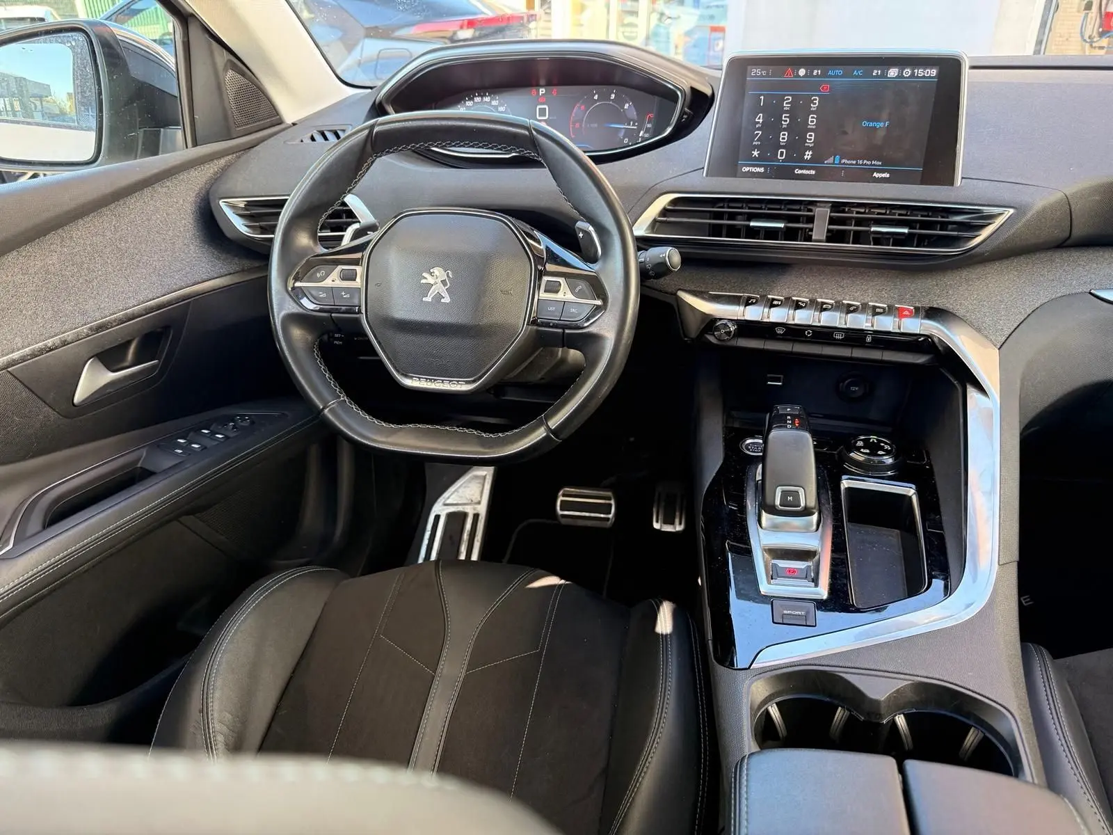 Vue intérieure arrière droite du Peugeot 3008 blanc nacré 2019 avec sièges en cuir noir et toit panoramique.