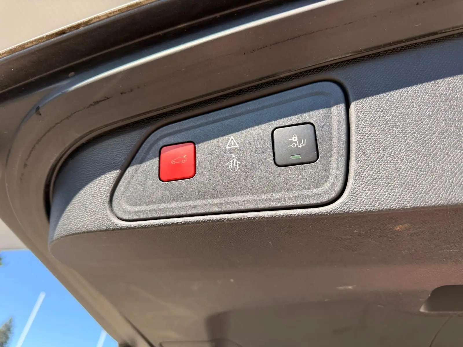 Écran tactile central du tableau de bord du Peugeot 3008 blanc nacré, affichant les applications connectées.