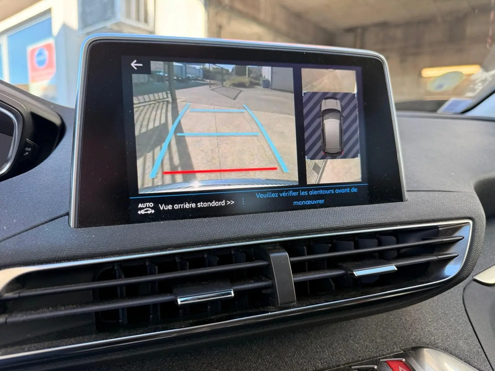 Peugeot 3008 blanc nacré vue 3/4 arrière droit, avec feux arrière à griffes et jantes alliage noires.