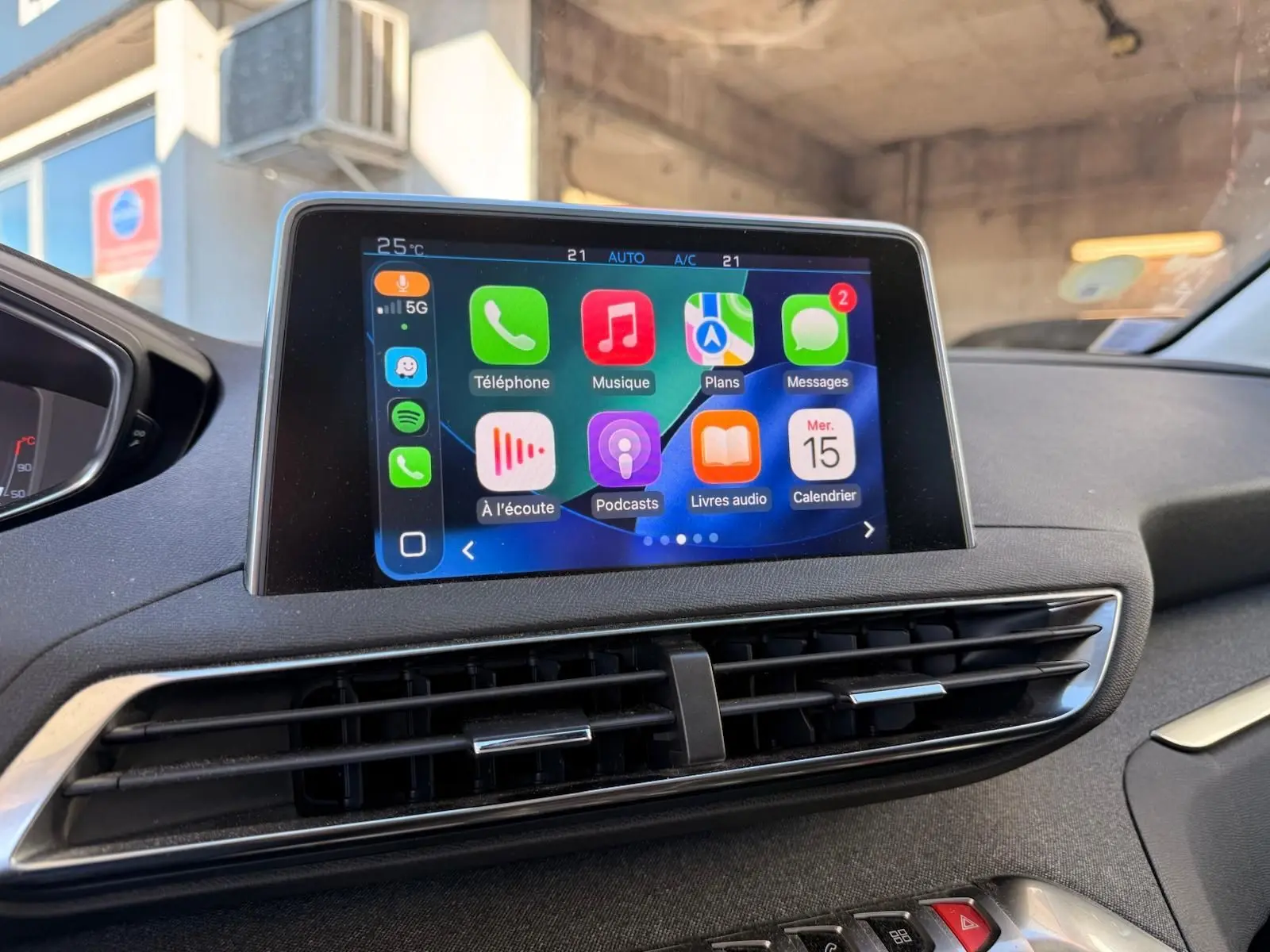 Intérieur noir du Peugeot 3008 2019, vue du poste de conduite avec volant compact et écran tactile central.