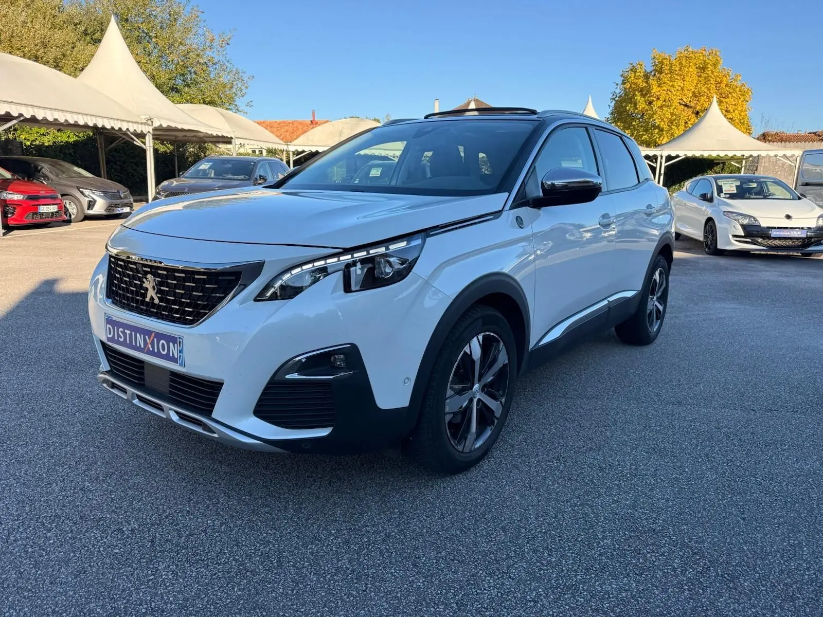 Peugeot 3008 blanc nacré vu en 3/4 avant droit, avec calandre noire et jantes alliage distinctives.