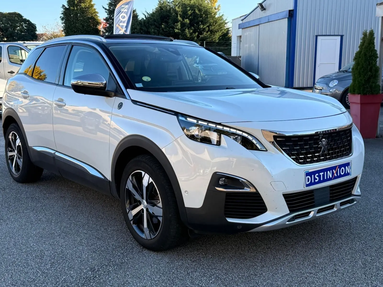Vue intérieure centrée sur le volant cuir noir du Peugeot 3008 avec tableau de bord et écran tactile visible.