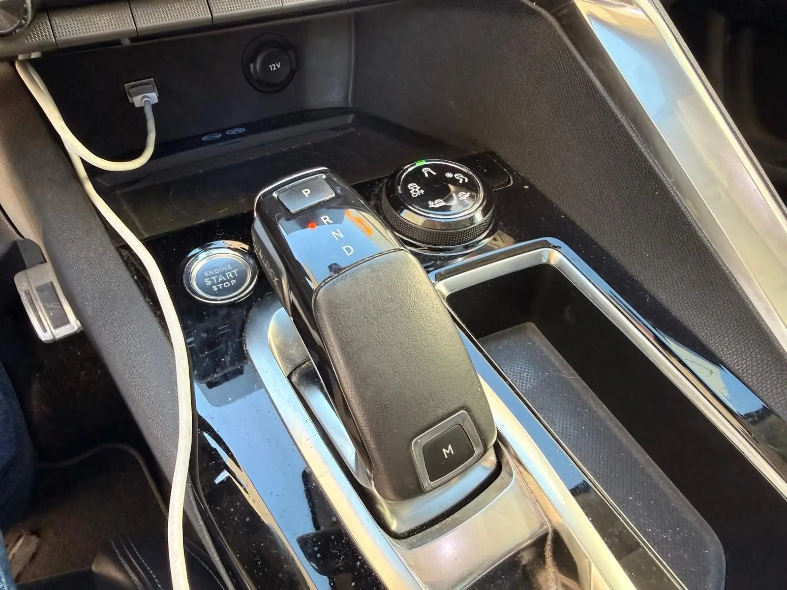 Vue en gros plan du plafonnier blanc nacré du Peugeot 3008 2019 avec boutons d'éclairage et alerte SOS.