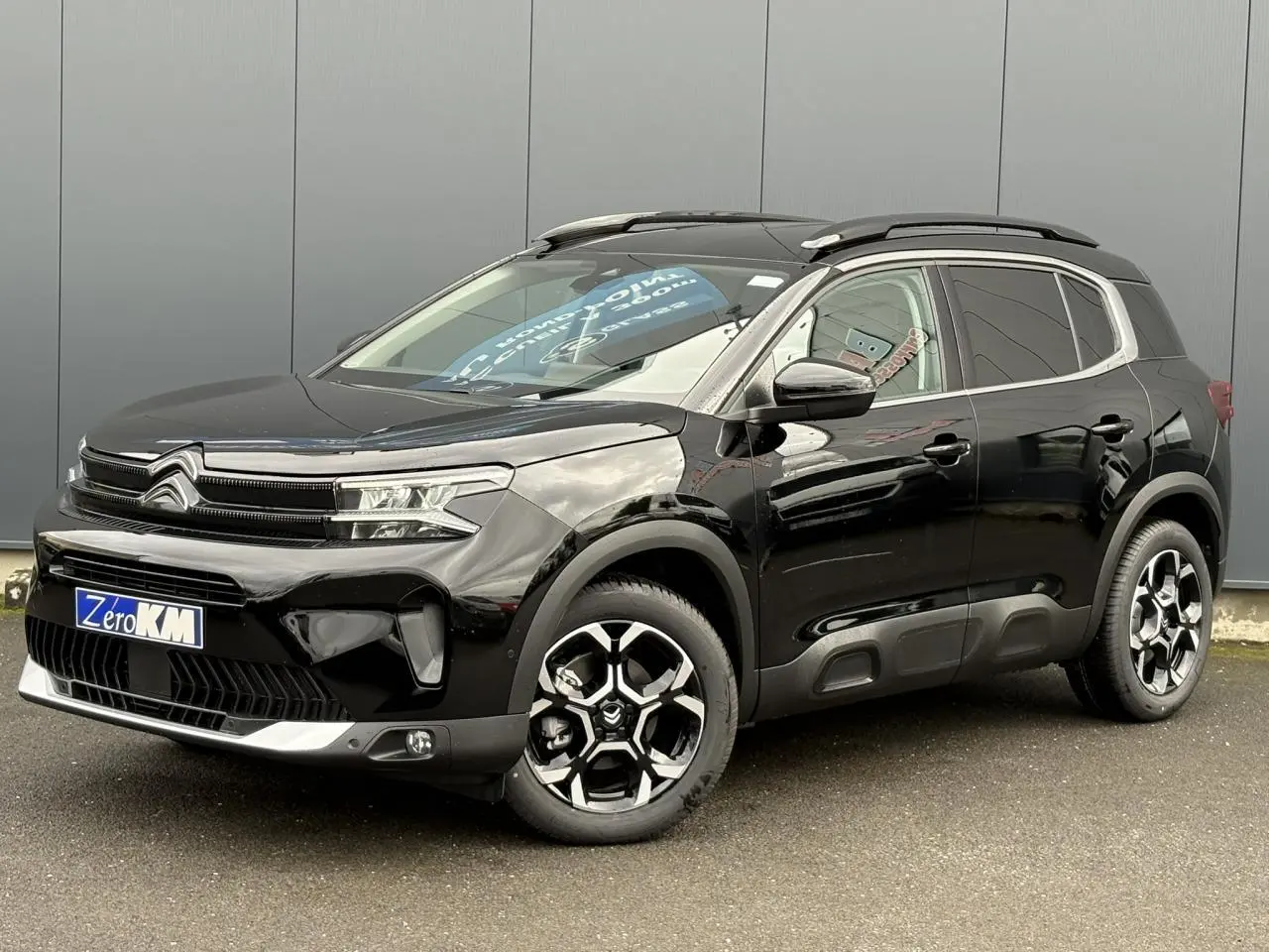 Citroën C5 Aircross Hybrid noir Perla en 3/4 avant droit, avec jantes alliage bi-ton et barres de toit noires.