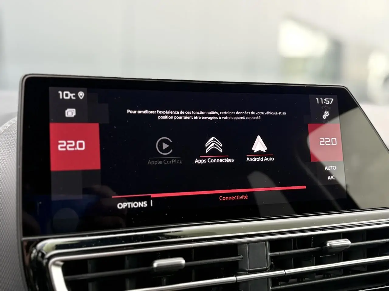 Écran tactile central du Citroën C5 Aircross Hybrid noir, affichant les options Apple CarPlay et Android Auto.