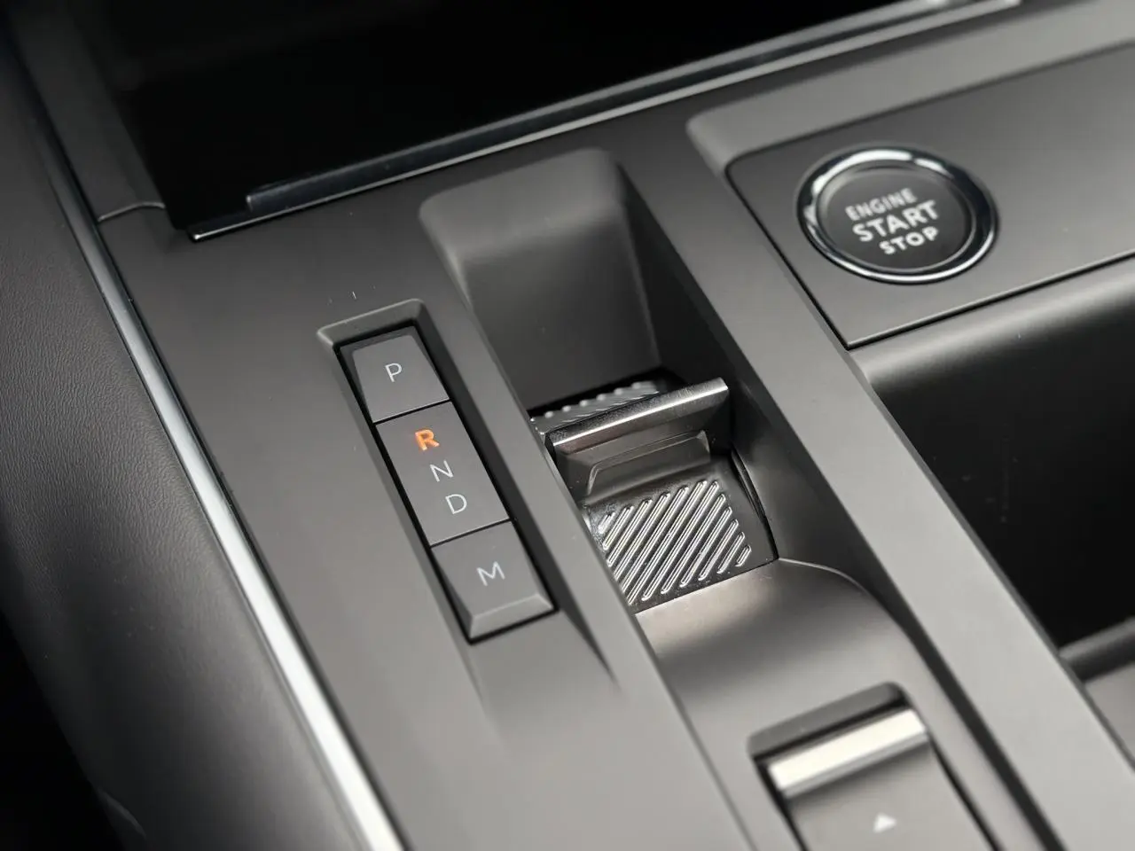 Gros plan sur la console centrale noire Perla du Citroën C5 Aircross Hybrid avec sélecteur de vitesses et bouton start/stop.