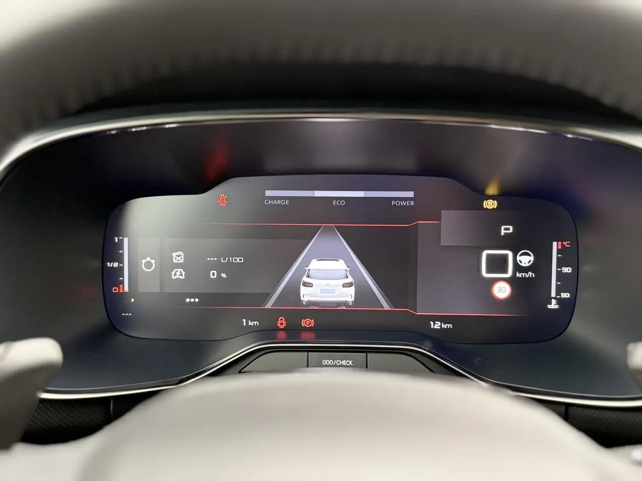 Vue rapprochée du combiné numérique du Citroën C5 Aircross Hybrid 2025, affichant la conduite assistée et l'état du véhicule.