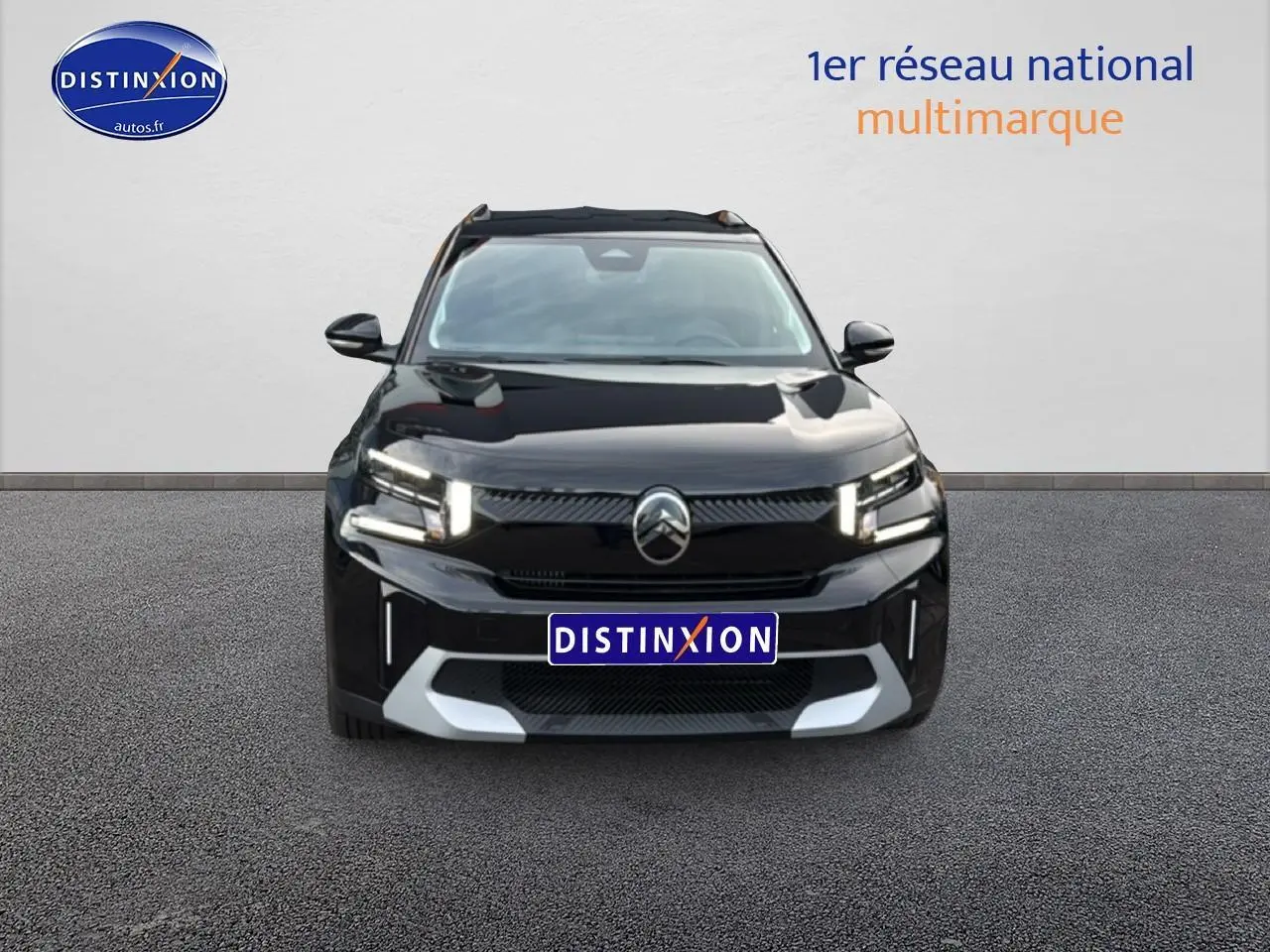 Vue frontale d'un Citroën C3 Aircross noir 2025 avec phares LED et détails argentés sur le pare-chocs.