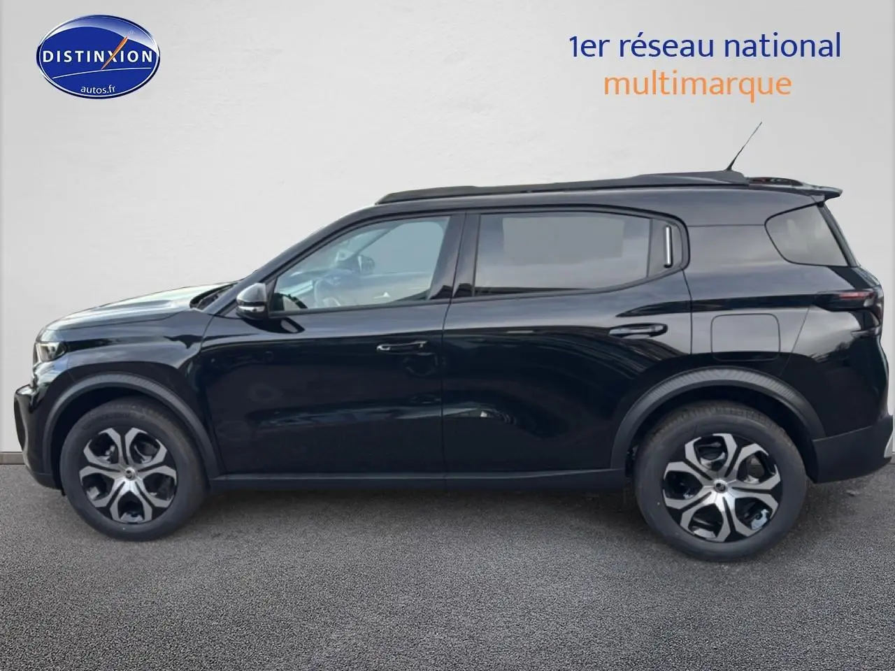Vue de profil côté gauche d'un Citroën C3 Aircross noir 2025 avec jantes 17 pouces et vitres arrière teintées.