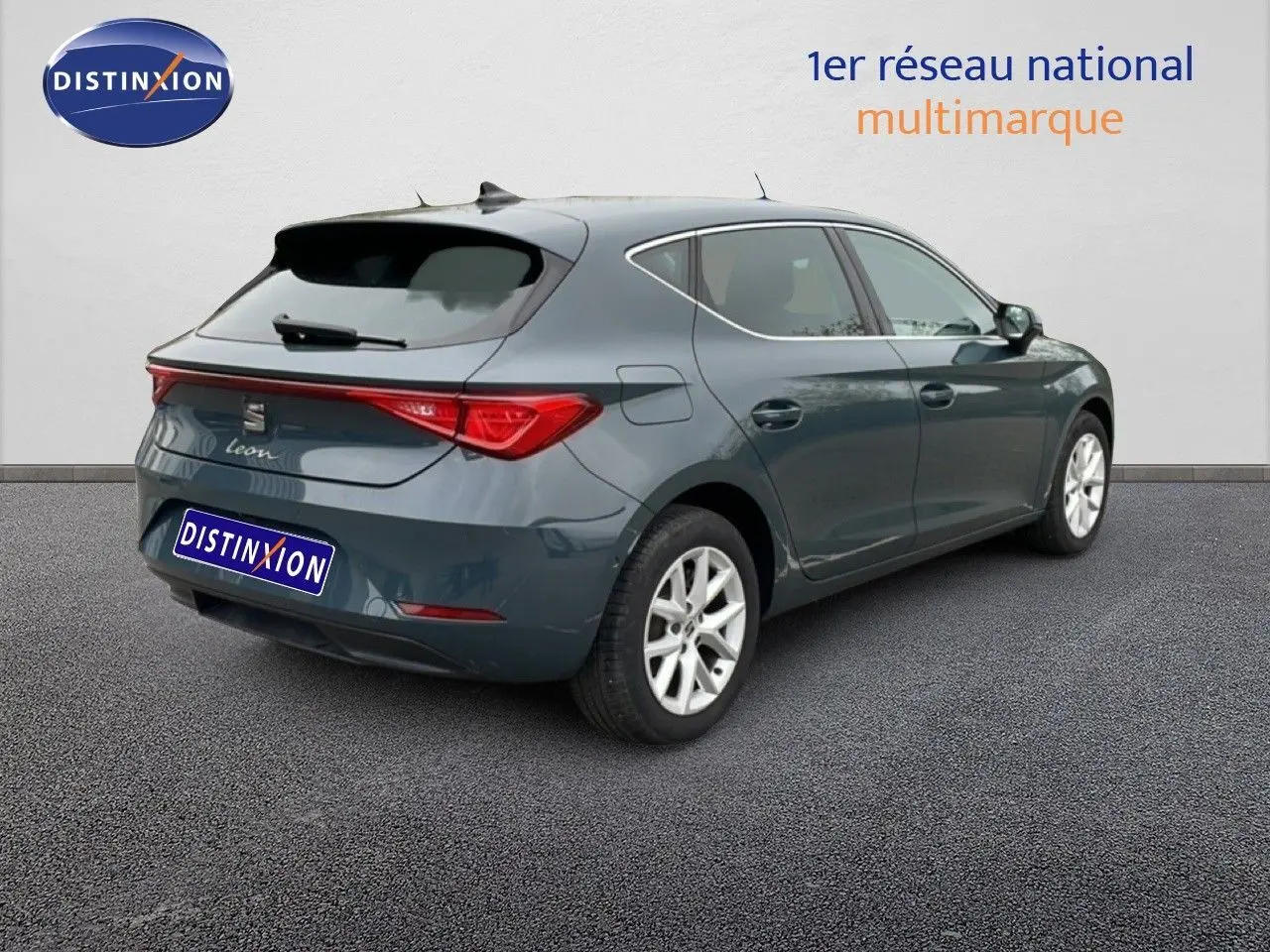Vue 3/4 arrière droite d'une SEAT Leon gris magnétique métal avec feux arrière LED et jantes alliage 16 pouces.