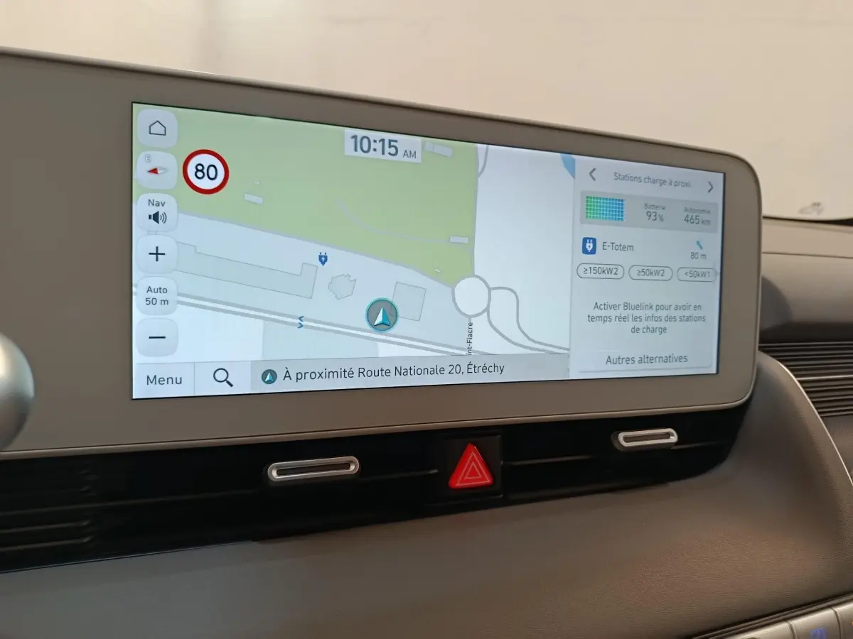 Écran tactile central du tableau de bord de la Hyundai IONIQ 2023 affichant la navigation et infos de charge.