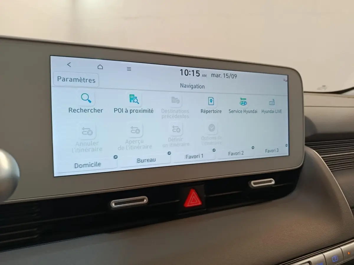 Écran tactile central de navigation 12,3 pouces dans l'habitacle beige du Hyundai IONIQ BEV 77KWH AWD Executive 2023.