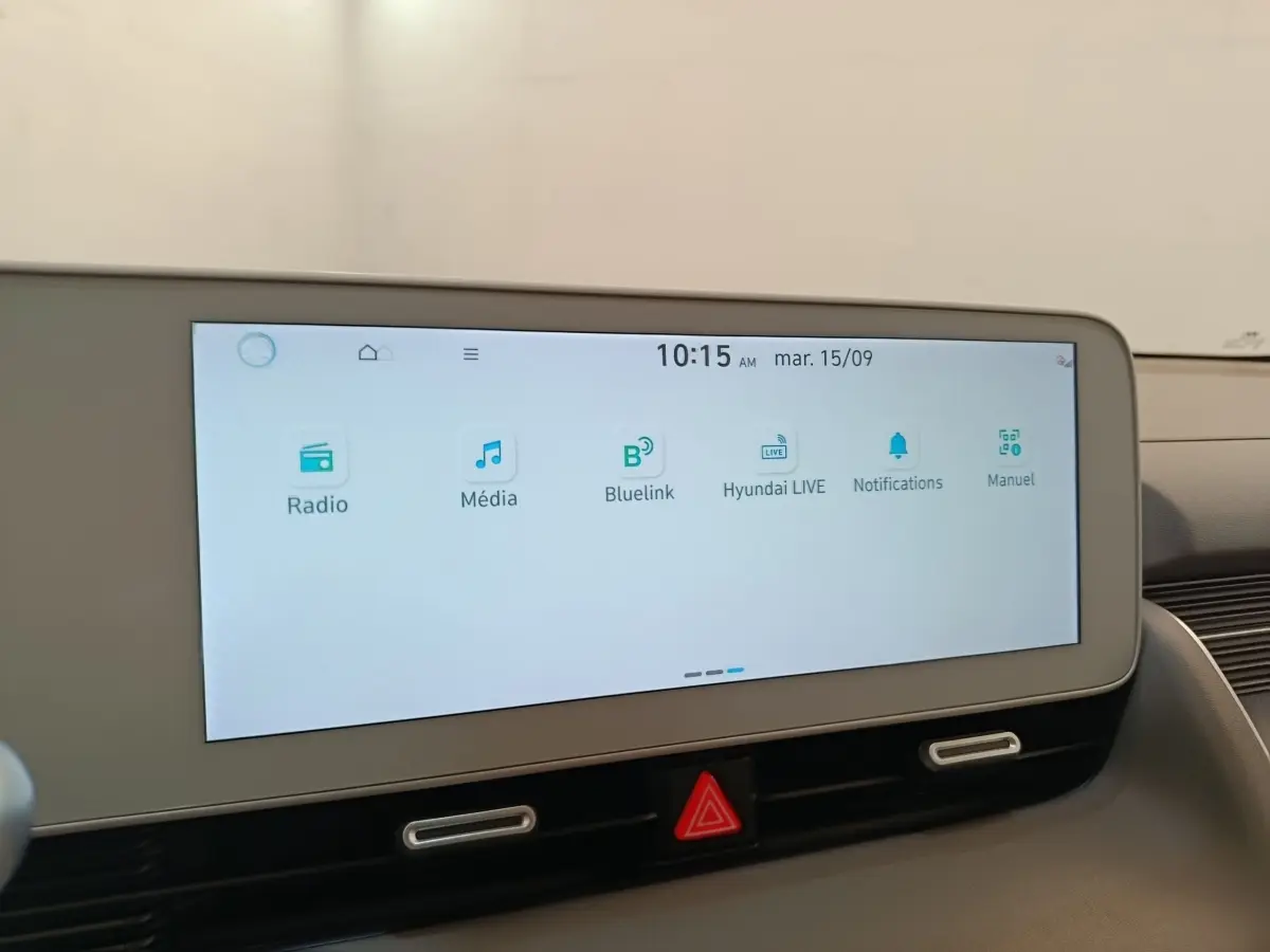 Écran tactile central affichant les options multimédia dans l'habitacle du Hyundai IONIQ BEV beige 2023.