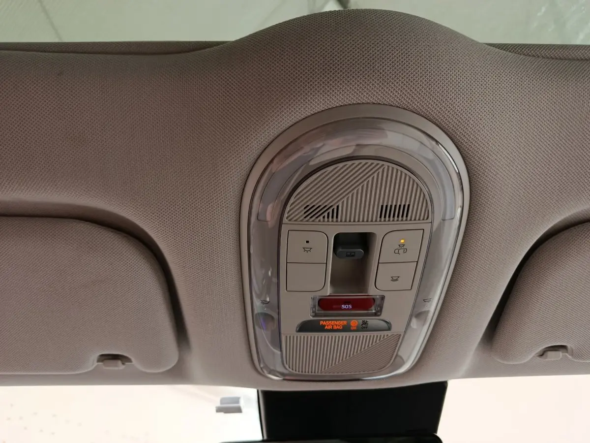 Plafonnier beige avec commandes SOS et éclairage intérieur dans une Hyundai IONIQ BEV 77KWH AWD Executive 2023.