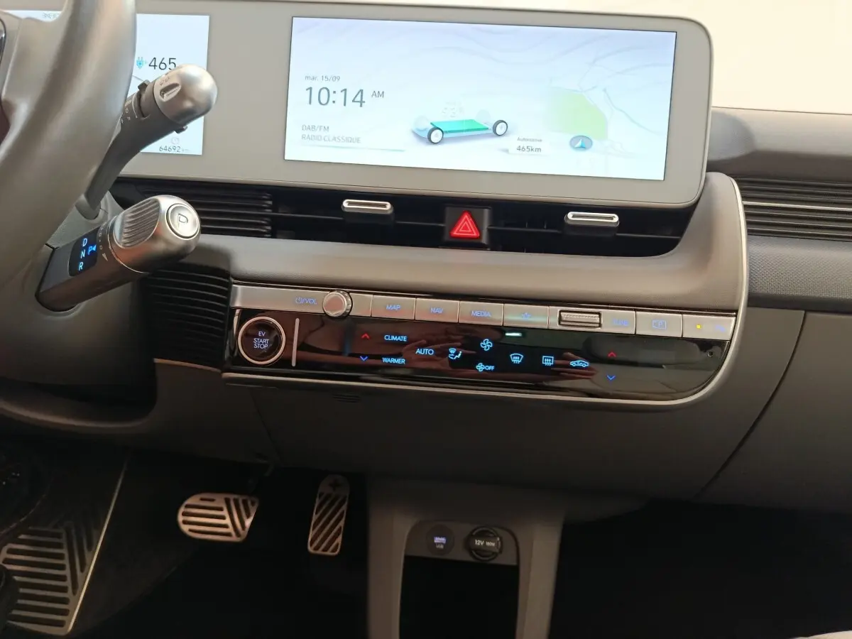 Tableau de bord moderne de Hyundai IONIQ électrique 2023, avec écran tactile large et commandes climatisation intégrées.