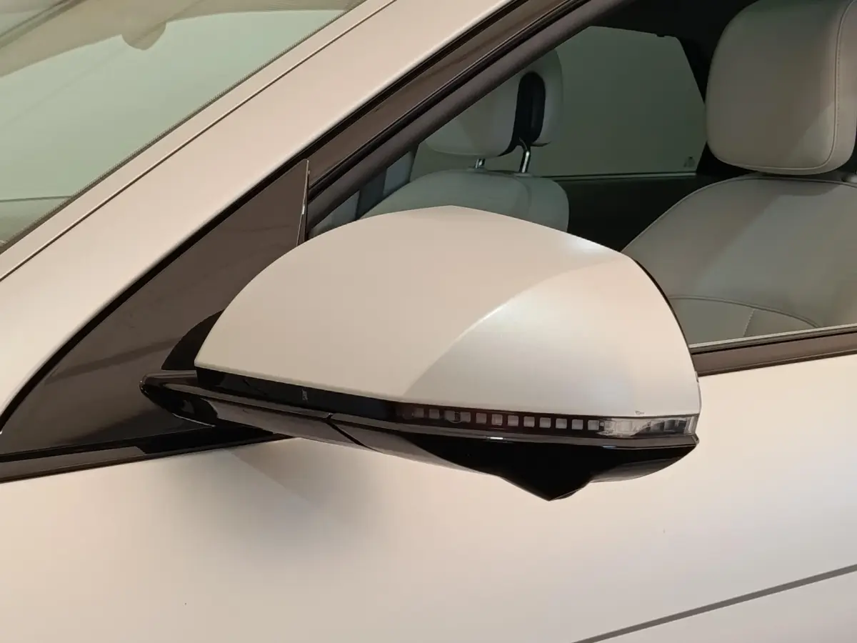 Rétroviseur droit beige de Hyundai IONIQ 2023 BEV 77KWH AWD Executive avec clignotant intégré, vue rapprochée.