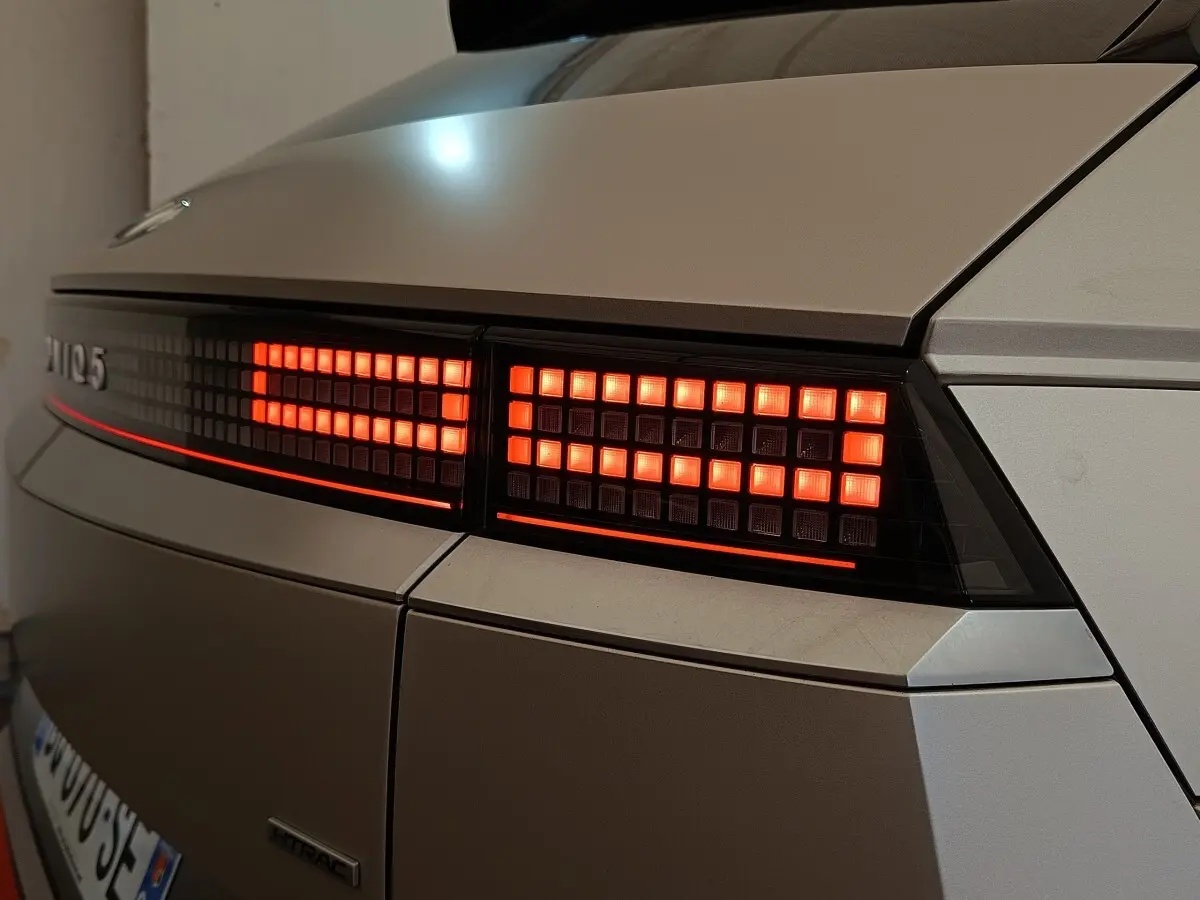 Gros plan sur le feu arrière droit rouge et beige du Hyundai IONIQ BEV 77KWH AWD Executive 2023.