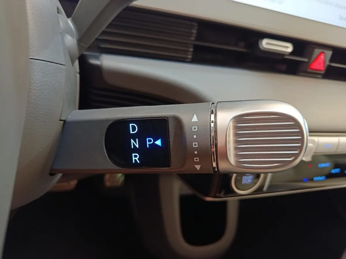 Gros plan sur la commande de boîte automatique avec affichage digital dans l’habitacle beige du Hyundai IONIQ 2023.