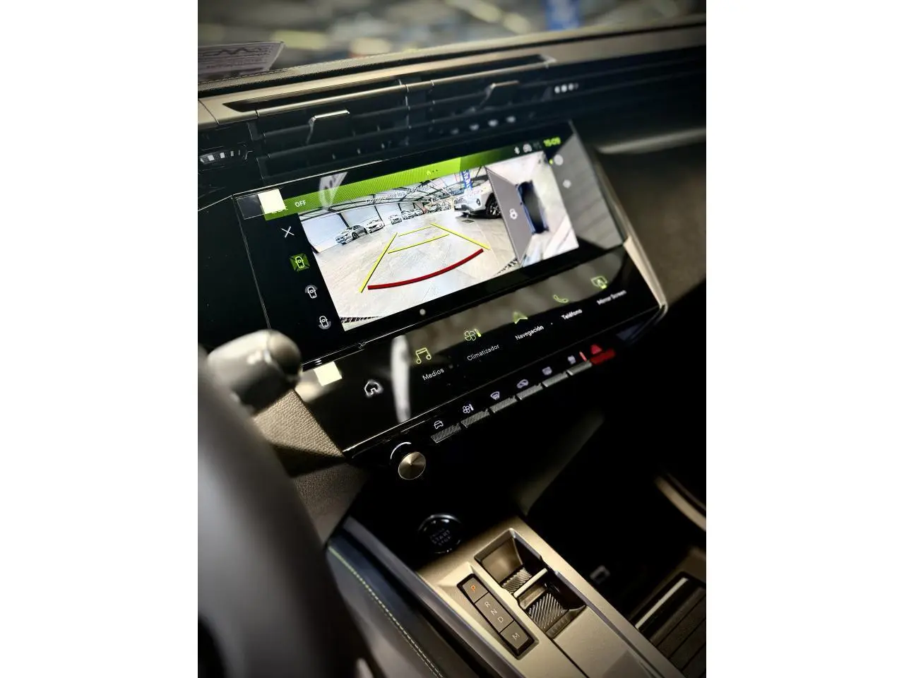 Vue rapprochée de l'écran tactile central et console de la Peugeot 308 GT gris sélénium avec caméra de recul active.
