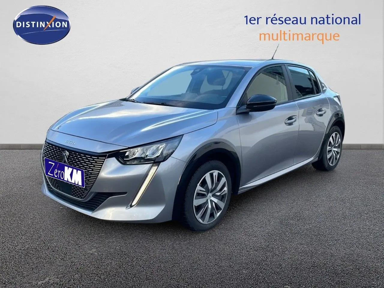 Peugeot 208 électrique gris Artense vue 3/4 avant droit avec calandre distinctive et feux LED verticaux.