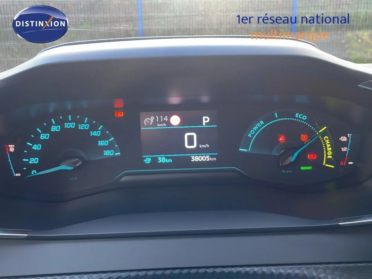 Tableau de bord numérique de Peugeot 208 électrique 2020, affichant vitesse, autonomie et indicateurs de charge.