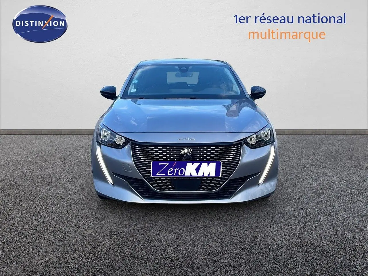 PEUGEOT 208 électrique gris Artense vue de face avec calandre distinctive et feux LED en forme de griffes.