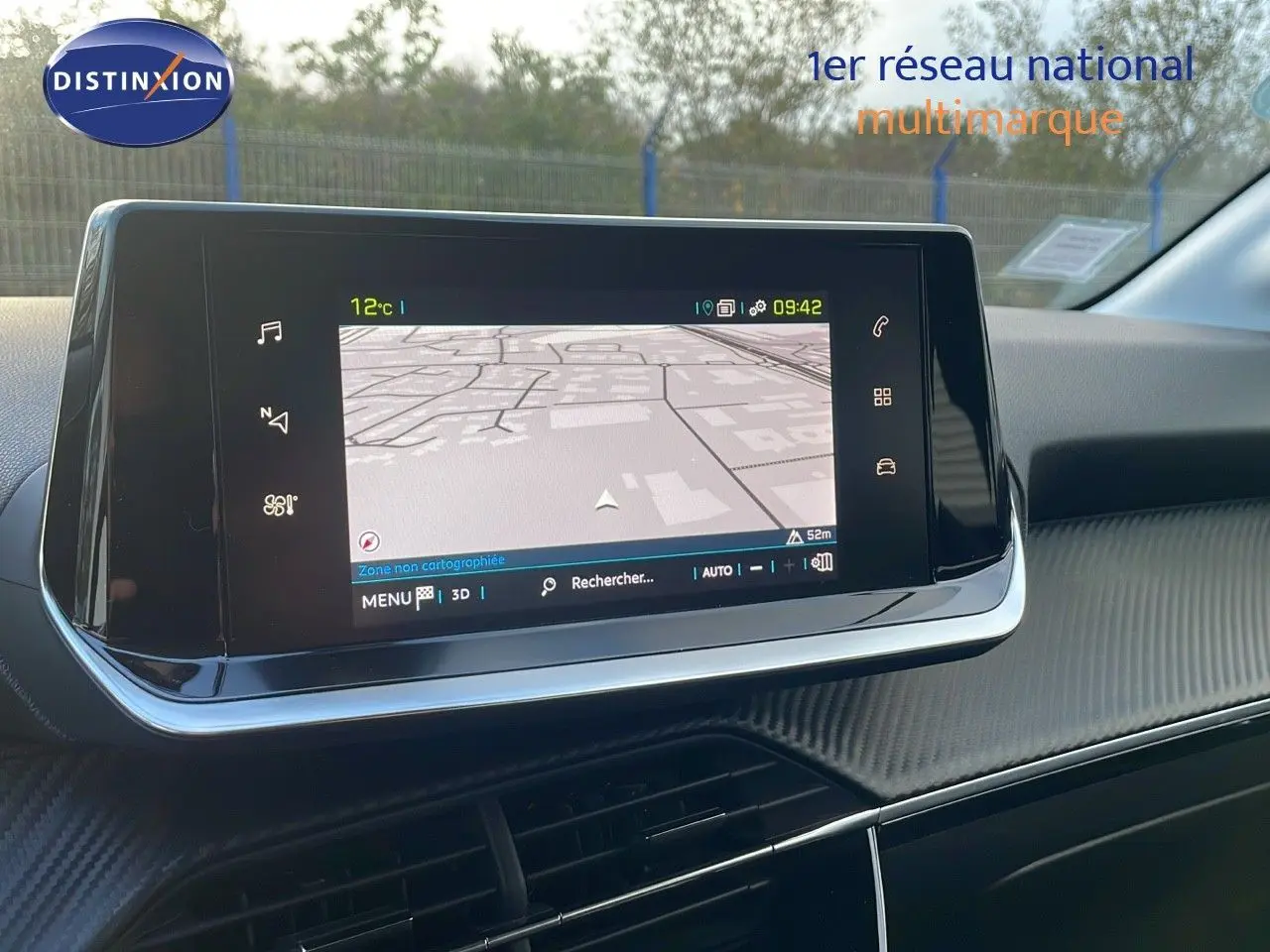 Écran tactile du système de navigation intérieur d'une Peugeot 208 électrique, finition Active Business.