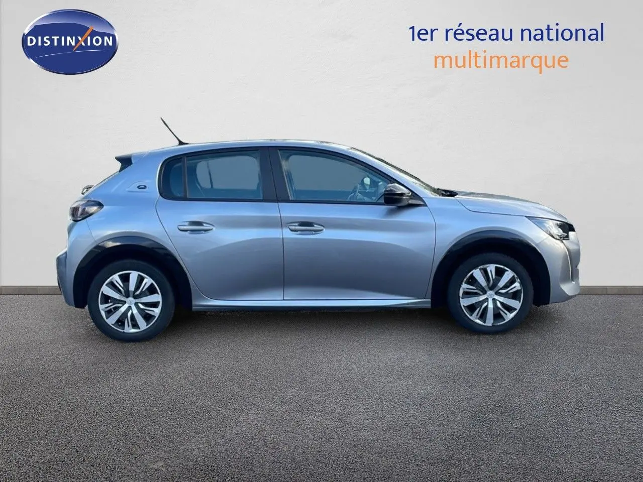 Profil côté gauche d'une Peugeot 208 électrique gris Artense, version Active Business 2020 avec jantes distinctives.