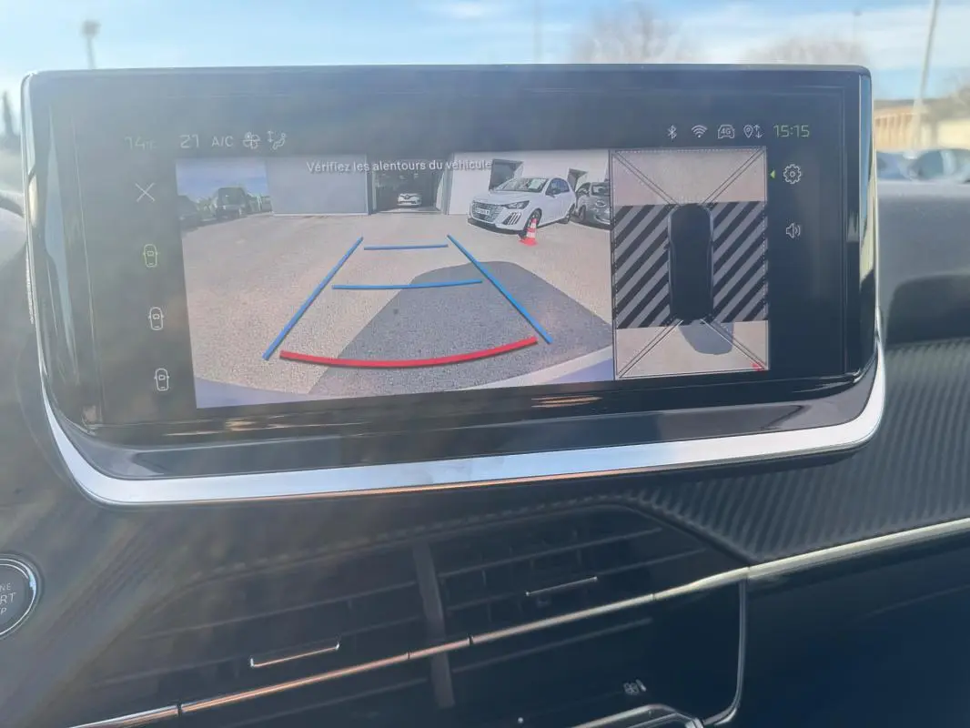 Écran tactile intérieur du Peugeot 2008 Hybrid 145 Allure montrant la caméra de recul et l’aide au stationnement.