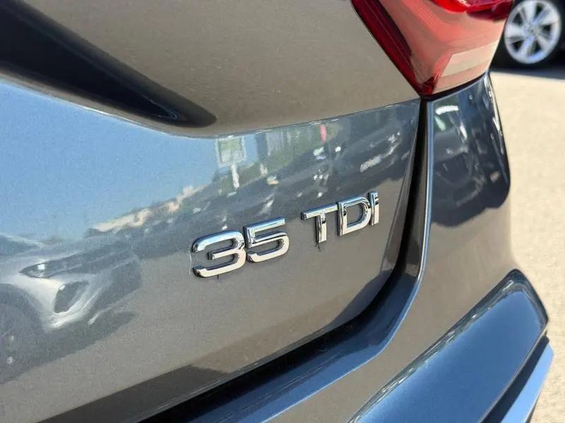 Gros plan sur l'arrière droit d'un Audi Q2 2025 gris Daytona nacré avec l'inscription 35 TDI sur le hayon.
