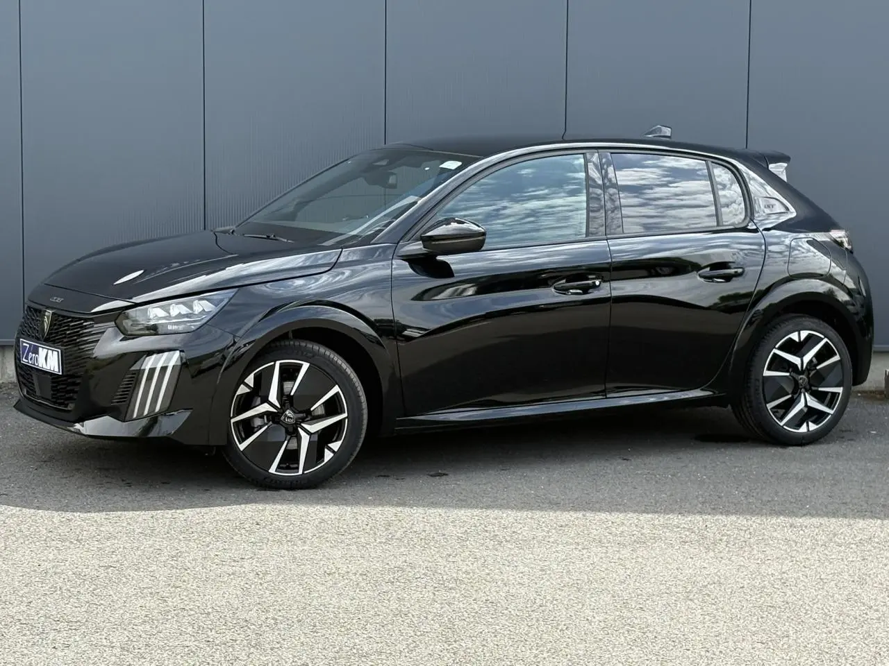 Peugeot 208 Hybrid 110 e-DSC6 GT noir Perla vue de profil côté gauche avec jantes alliage bi-tons.