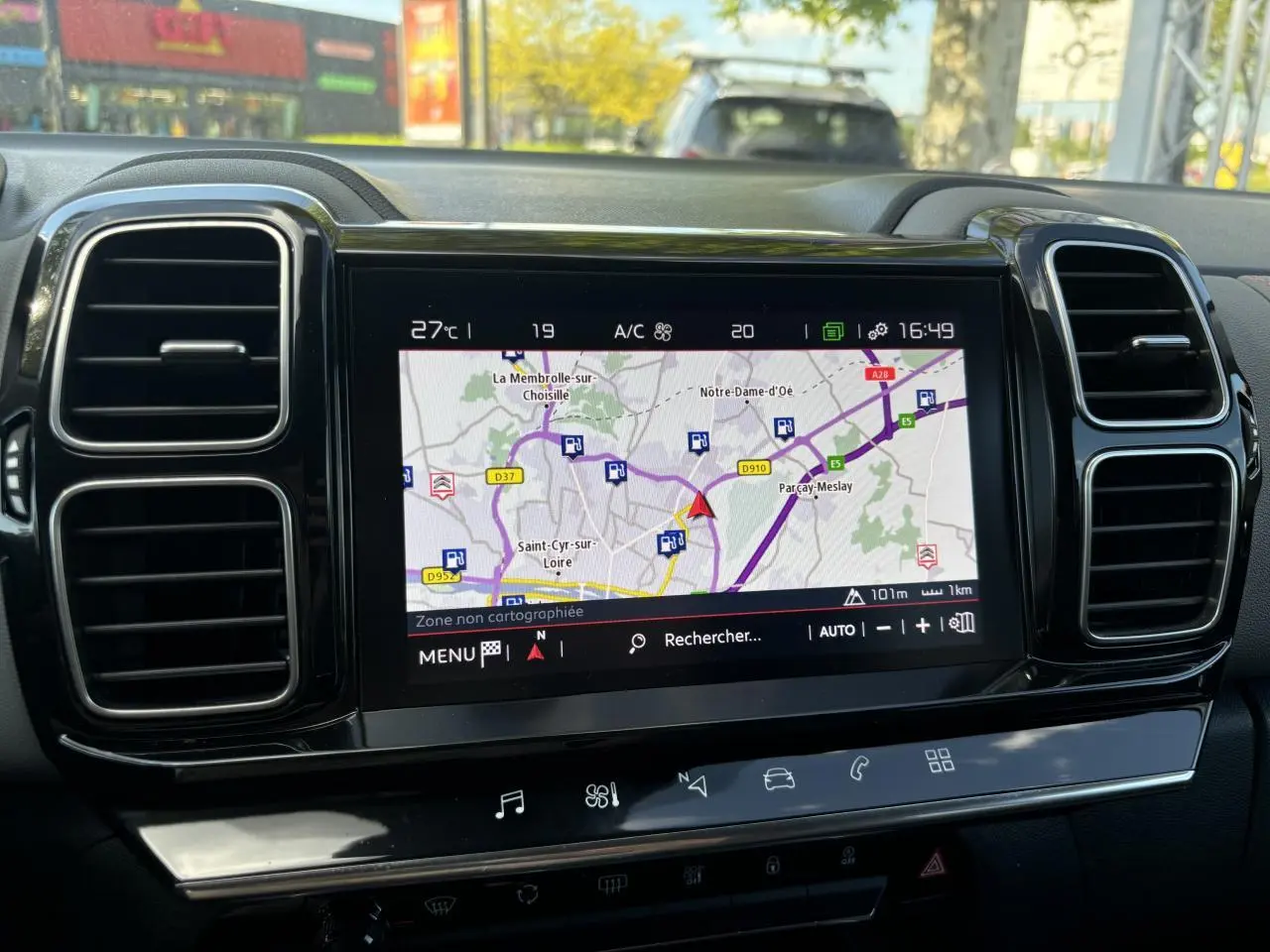 Écran tactile central du tableau de bord du Citroën C5 Aircross 2019, affichant la navigation GPS en plein jour.