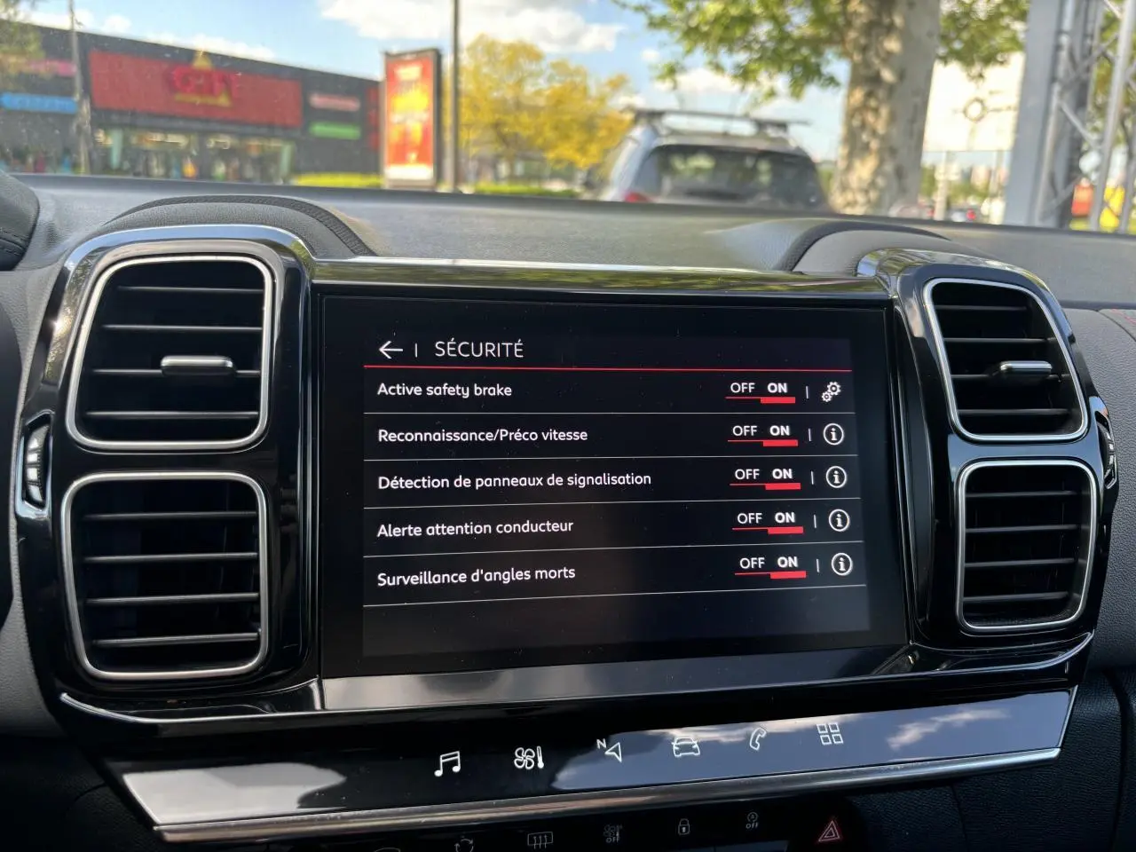 Écran tactile central du tableau de bord du Citroën C5 Aircross 2019 noir, affichant les réglages de sécurité activés.