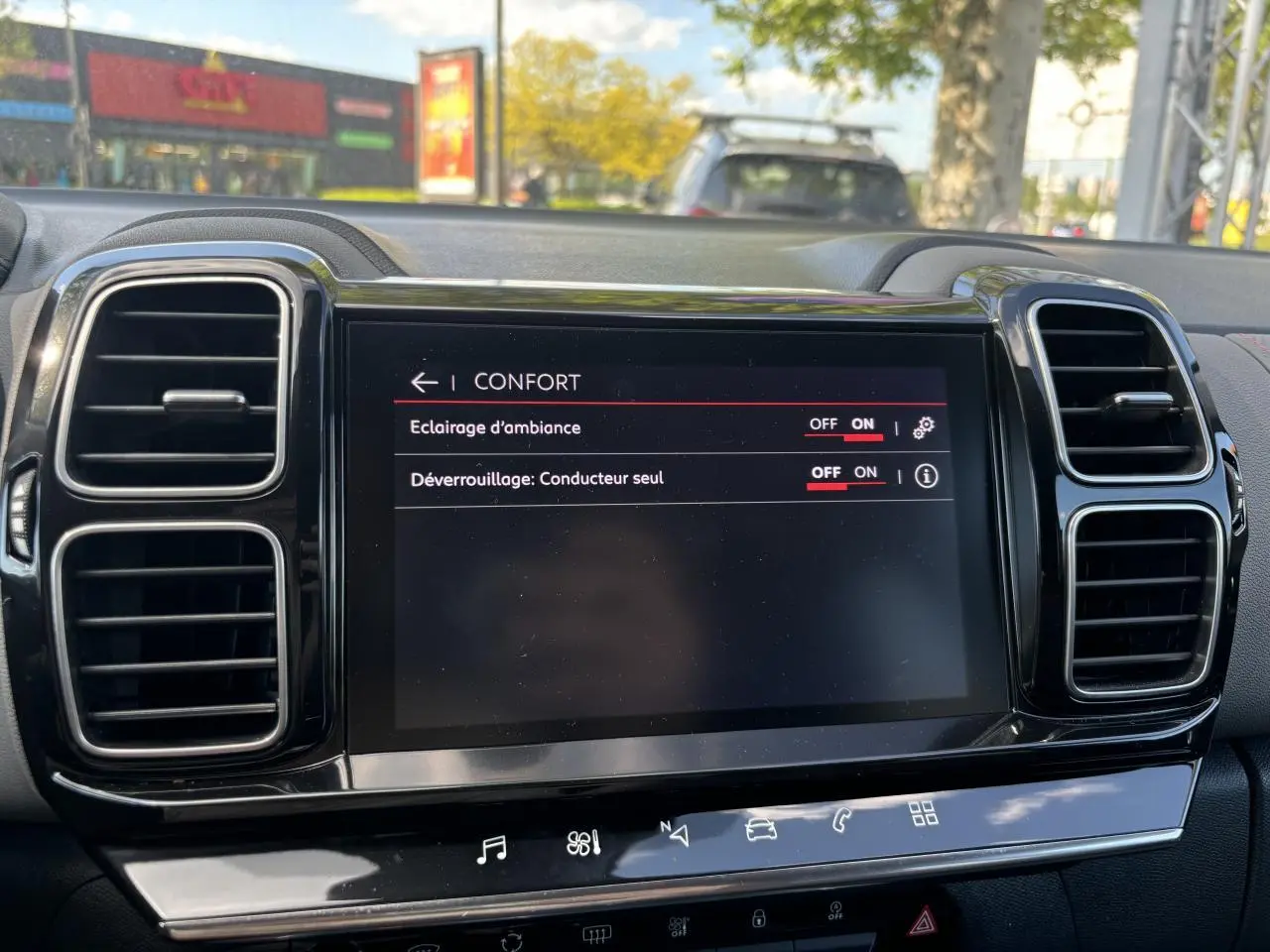 Écran tactile central du Citroën C5 Aircross 2019 affichant les réglages de confort, entouré de deux aérateurs verticaux.