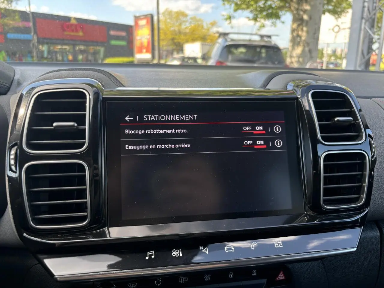 Écran tactile central du Citroën C5 Aircross noir, affichant les options de stationnement avec aérateurs latéraux visibles.