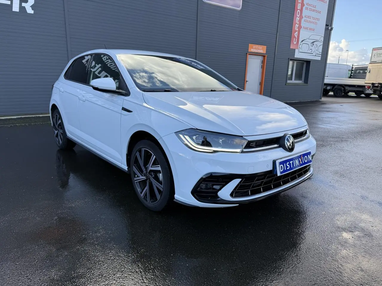Volkswagen Polo blanc pur en 3/4 avant droit, jantes alliage Bergamo 17 pouces et phares LED Matrix allumés.