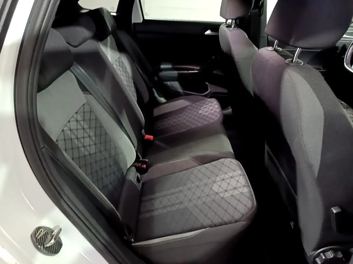 Vue intérieure côté gauche des sièges arrière noirs à motifs géométriques du Volkswagen Taigo blanc 2022.