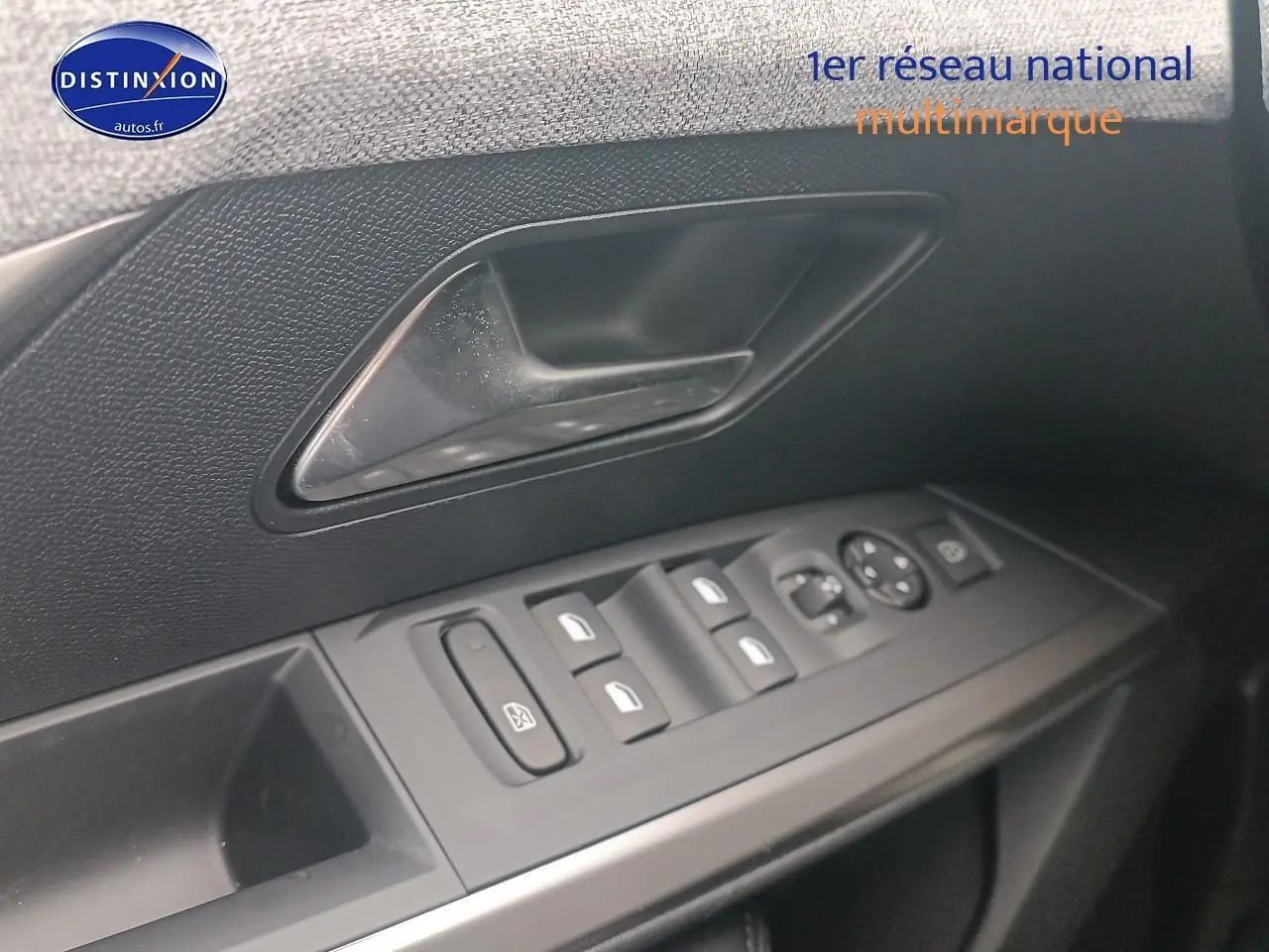 Détail des commandes de lève-vitres et rétroviseurs sur la porte côté conducteur du Peugeot 5008 gris Artense.