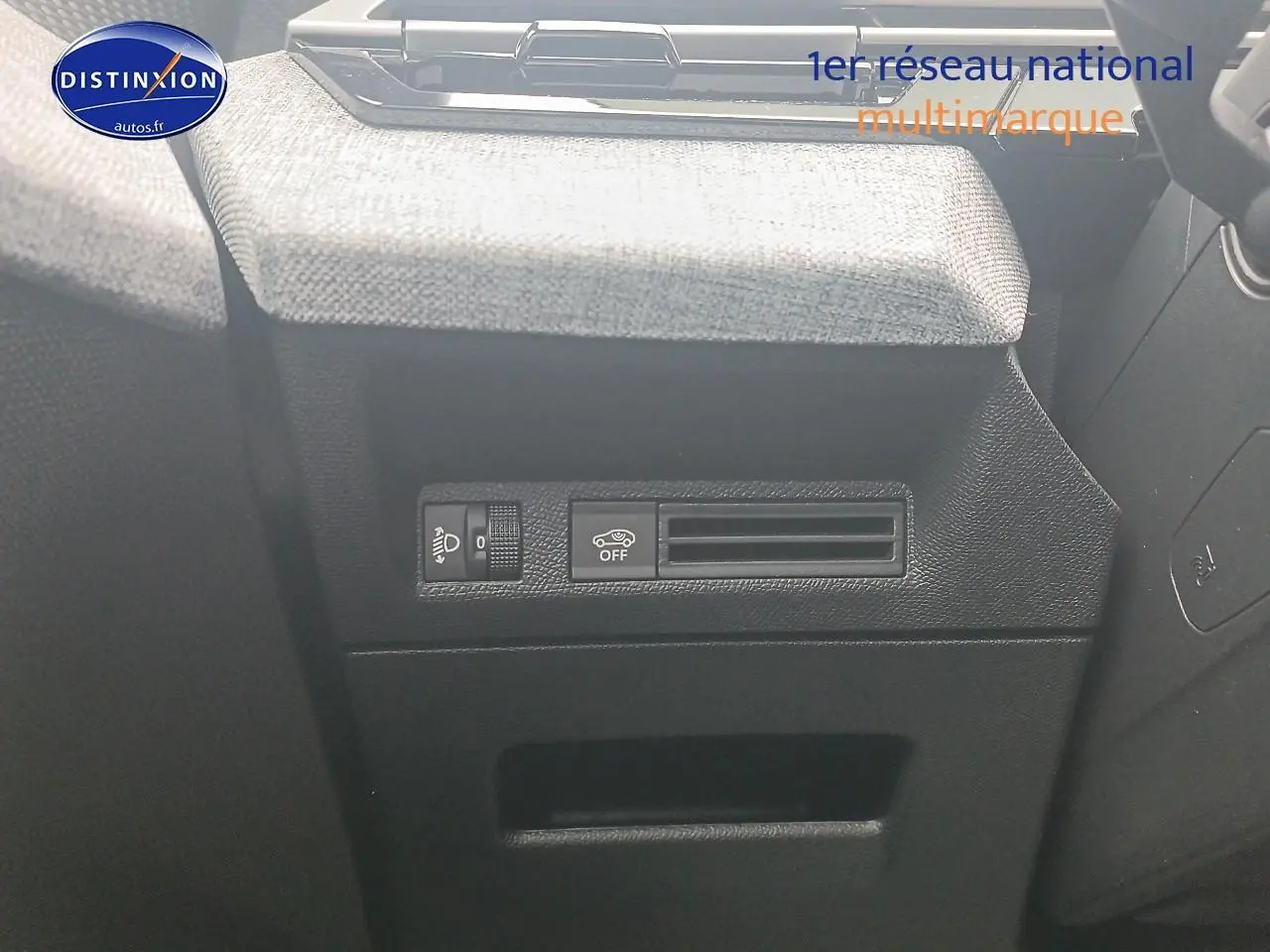 Détail intérieur côté gauche montrant les commandes d'éclairage et d'assistance du Peugeot 5008 Hybrid 145 gris Artense.
